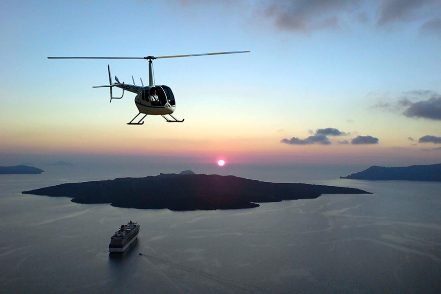 Bilde av helikopter over Santorini